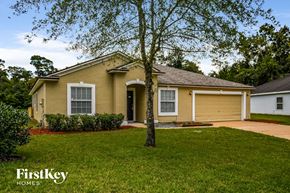 Jacksonville house for rent - a yellow house with a yard and a tree