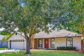 Jacksonville house for rent - a small yellow house with a tree in front of it