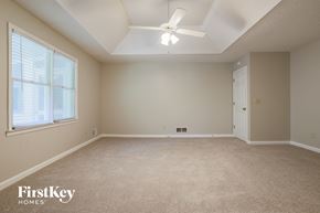Stockbridge house for rent - a bedroom with a ceiling fan and a large window