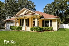 Jacksonville house for rent - a small yellow house with a lawn in front of it