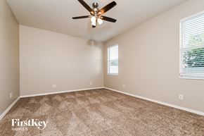 Riverview house for rent - the spacious living room with carpeting and a ceiling fan