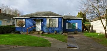 Longview house for rent - a blue house with a sidewalk in front of it