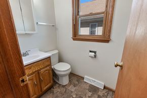 Milwaukee apartment for rent - Oriole Townhomes Guest Bathroom