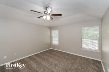 Jacksonville house for rent - the spacious living room with carpet and ceiling fan