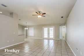 Valrico house for rent - an empty living room with a ceiling fan