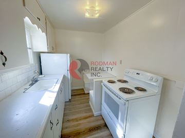 Kelso apartment for rent - A white stove in a kitchen with a white counter top.