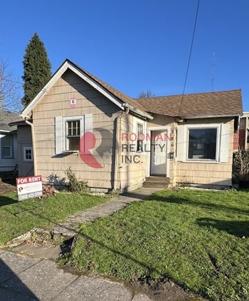 Kelso house for rent - A small house with a "For Rent" sign in front.