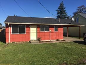 Kelso house for rent - A red house with a white door and windows.
