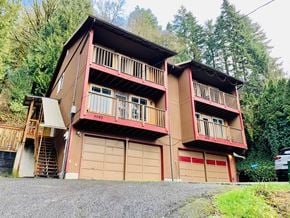 Longview apartment for rent - A two-story house with a balcony on the second floor.