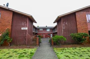 Longview apartment for rent - A red brick building with a sign that says "Gatehouse".