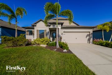 Palmetto house for rent - a house with palm trees in front of it