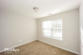 Atlanta house for rent - a bedroom with carpet and a large window