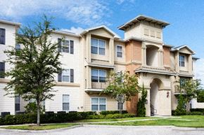 Orlando apartment for rent - A large apartment building with a courtyard in front.