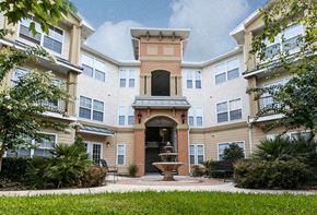 Lady Lake apartment for rent - a courtyard with a fountain in front of an apartment building