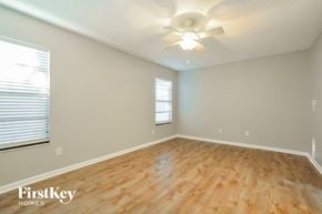 Edgewater house for rent - the spacious living room with hardwood floors and a ceiling fan