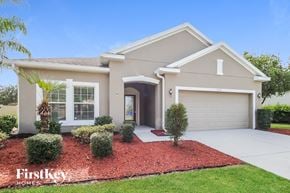 Saint Cloud house for rent - a beige house with a driveway and a garage door