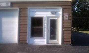 Hamburg apartment for rent - A brown building with a white door and a sign that says "No Trespassing Any Time".