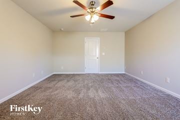 Pendergrass house for rent - the spacious living room with ceiling fan and carpet