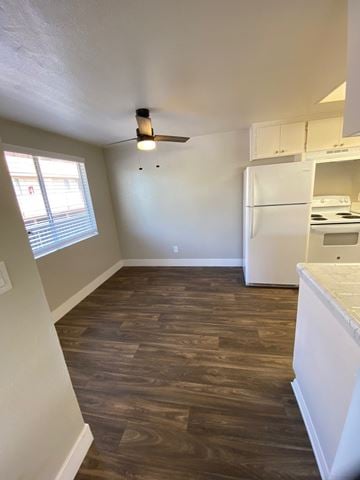 Vista apartment for rent - a kitchen and living room with wood floors and white appliances