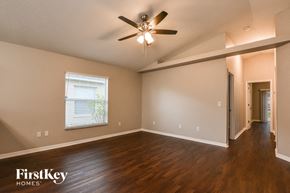Orlando house for rent - A spacious room with a ceiling fan and wooden flooring.