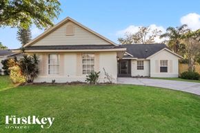 Saint Cloud house for rent - the front of a house with a lawn and a driveway