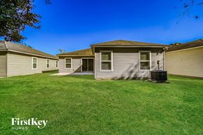 Jacksonville house for rent - A row of houses with a grassy lawn in front and a clear blue sky above.
