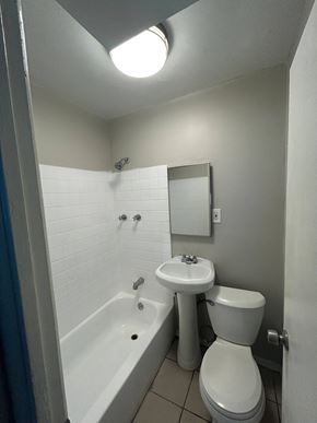 Banning apartment for rent - a bathroom with a toilet and a sink and a tub