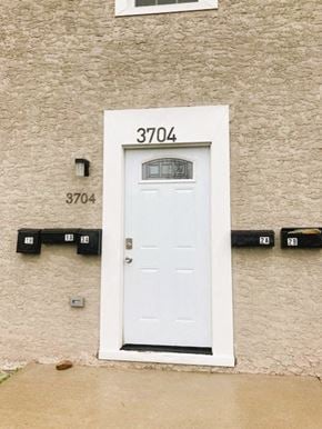 Bristol apartment for rent - a white door on the side of a building