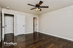 St Peters house for rent - a living room with wood floors and a ceiling fan