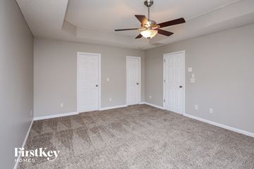 Dawsonville house for rent - the spacious living room with ceiling fan and carpet