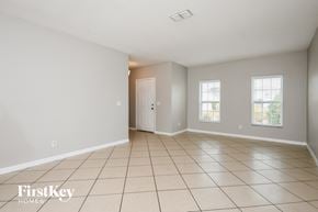 Kissimmee house for rent - the living room and dining room are spacious and clean