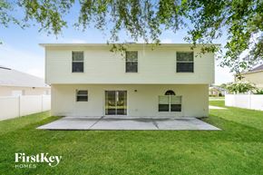 Apopka house for rent - a white house with a concrete patio in the grass