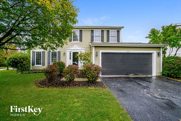 Hilliard house for rent - a yellow house with a driveway and a garage door
