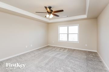 Auburn house for rent - the spacious living room with ceiling fan and carpet