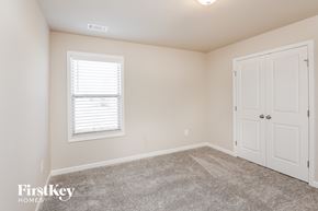 Auburn house for rent - a bedroom with a carpeted floor and a white door