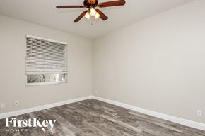 Orlando house for rent - a living room with a ceiling fan and a window