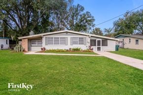 Jacksonville house for rent - A house with a lawn in front of it.
