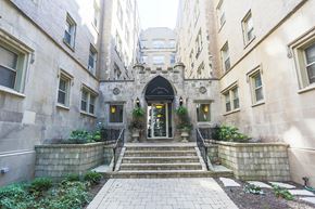 Chicago apartment for rent - The Renaissance Exterior Entrance