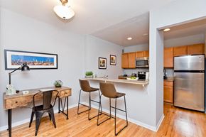 Chicago apartment for rent - Sheridan Plaza Kitchen & Dining Room