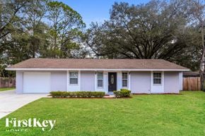 Jacksonville house for rent - A house with a white front yard and a tree in the background.