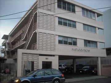Honolulu apartment for rent - a building with a car parked in front of it
