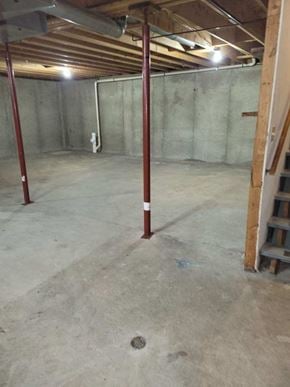 Weston apartment for rent - A room with a concrete floor and a concrete wall with a pipe running through it.