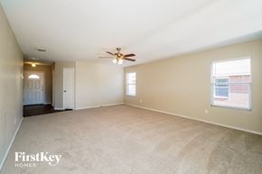 Arlington house for rent - A spacious room with a ceiling fan and carpeted floor.