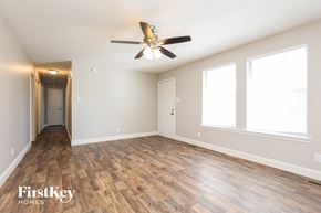 Lebanon house for rent - A spacious room with wooden flooring and a ceiling fan.
