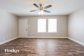 Lebanon house for rent - A room with wooden flooring and a ceiling fan.
