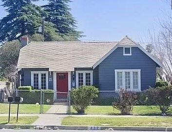 Banning apartment for rent - A blue house with a red door and white windows.