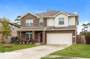 Baytown house for rent - A brick house with a garage door and a driveway.