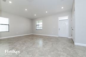 Riverview house for rent - the living room is clean and ready for us to move in
