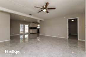 Tarpon Springs house for rent - A spacious room with a ceiling fan and a marble floor.