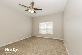 Jacksonville house for rent - a bedroom with carpet and a ceiling fan